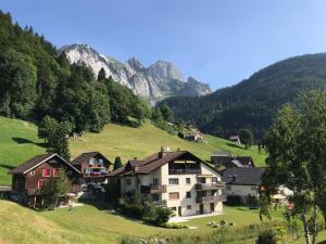 ein Dorf in einem Tal mit Bergen im Hintergrund in der Unterkunft Sonnastuba in Wildhaus