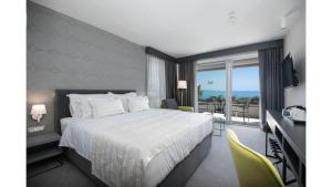 马卡尔斯卡Boutique Hotel Mirjam的带床和阳台的酒店房间