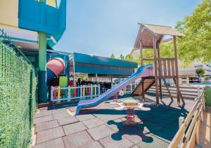 un parque infantil con tobogán y tobogán en Rentalmar Costa Verde, en Cambrils