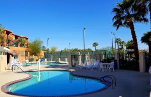 una piscina con sillas y una mesa en un complejo en Mojave Edge, en Mesquite