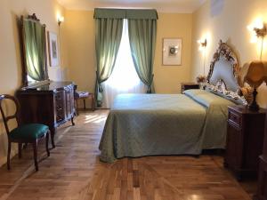 1 dormitorio con cama y ventana grande en Antica Dimora della Racchetta, en Ferrara