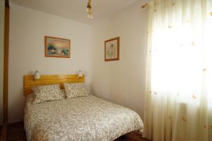 a bedroom with a bed and a window at LA CASA DEL MONTE in Granja Llumes