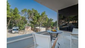 uma mesa e cadeiras numa varanda com vista em Boutique Hotel Mirjam em Makarska