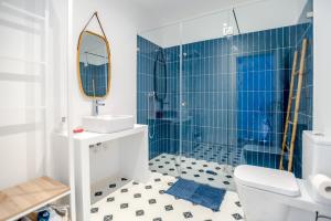 baño azul y blanco con lavabo y aseo en Sta Catarina - Cascais Beach Apartments, en Cascais