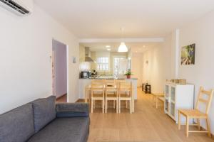 Kuchyň nebo kuchyňský kout v ubytování Empuriabrava Apartaments nº6 + 29 fotografií