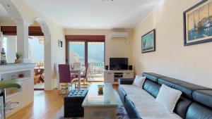 un soggiorno con divano e tavolo di Apartment Stella di Cattaro a Kotor (Cattaro)