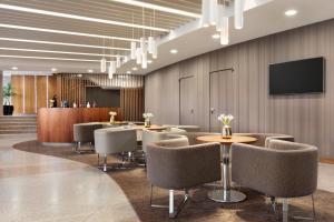 リスボンにあるRamada by Wyndham Lisbonのカンファレンスルーム(テーブル、椅子、薄型テレビ付)