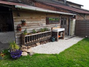 una casa con fregadero junto a un patio en Camping Le Pré du Lac Pagéas, en Pagéas