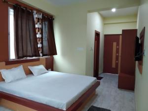 Hotel Shree Hari客房内的一张或多张床位