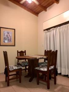 uma sala de jantar com uma mesa e duas cadeiras em OLÍMPICO em Concepción del Uruguay