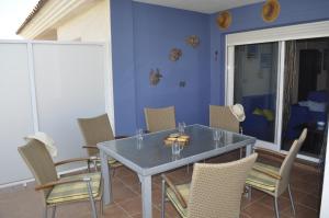 - une salle à manger avec une table et des chaises dans l'établissement AguaBlanca 1km playa Deveses, à El Verger