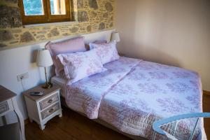 a bedroom with a bed and a table with a lamp at To Spiti mas in Sougia
