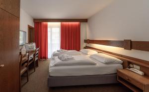 A bed or beds in a room at Hotel Mirabell
