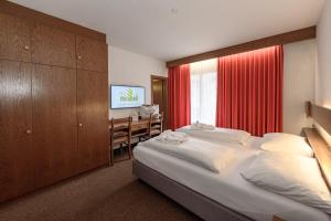 Un pat sau paturi într-o cameră la Hotel Mirabell