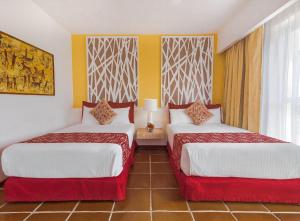 um quarto de hotel com duas camas e uma janela em Loreto Bay Golf Resort & Spa at Baja em Loreto