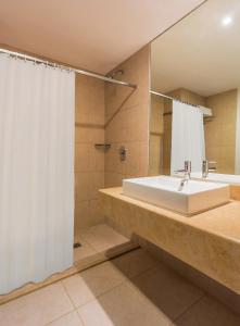 uma casa de banho com um lavatório e um chuveiro em Hotel Yes Inn Nuevo Veracruz em Veracruz