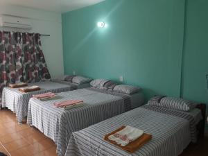 sala de estar con 2 camas y sofá en Departamento WISCZOREK en Puerto Iguazú