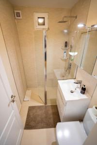 蘇恰瓦的住宿－Cris Apartament，浴室配有卫生间、盥洗盆和淋浴。