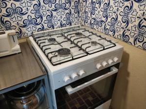 a white stove top oven in a kitchen at Algarve, CountryHouse Refuge À da Ilda in Faro