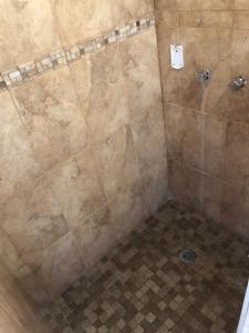 y baño con ducha y suelo de baldosa. en Hotel Casablanca Tuxtla, en Tuxtla Gutiérrez