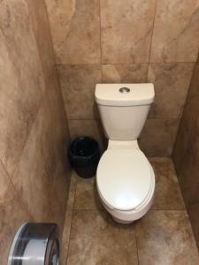 a bathroom with a toilet and a trash can at Hotel Casablanca Tuxtla in Tuxtla Gutiérrez