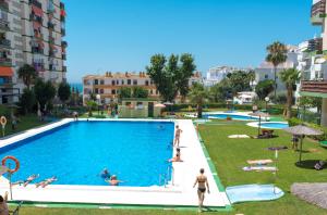 Bazén v ubytování Benalmadena Top Floor Studio nebo v jeho okolí