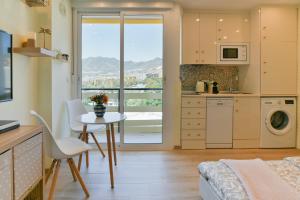 Kuchyň nebo kuchyňský kout v ubytování Benalmadena Top Floor Studio