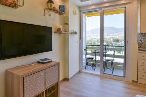 TV a/nebo společenská místnost v ubytování Benalmadena Top Floor Studio