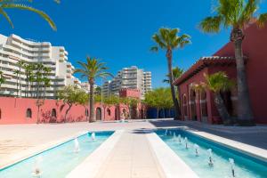 Bazén v ubytování Benalmadena Top Floor Studio nebo v jeho okolí