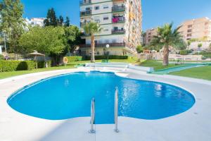 Bazén v ubytování Benalmadena Top Floor Studio nebo v jeho okolí