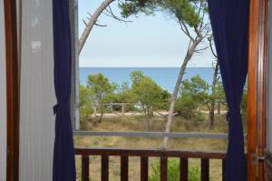 - une fenêtre avec vue sur l'océan dans l'établissement Beach House Casa Erica, à Ampurias