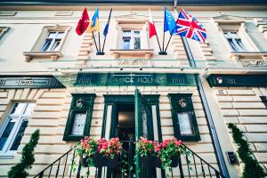 um edifício com bandeiras à sua frente em Sherlock Holmes Boutique Hotel em Lviv