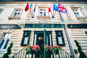 リヴィウにあるSherlock Holmes Boutique Hotelの旗の前の建物