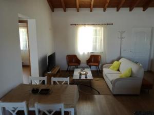 Μια τηλεόραση ή/και κέντρο ψυχαγωγίας στο Casa Pompona 3
