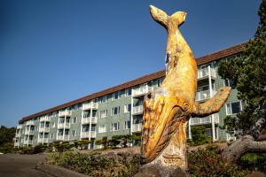 una statua di un pesce di fronte a un edificio di Chateau Westport a Westport