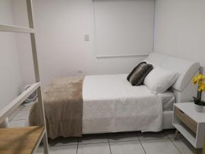 سرير أو أسرّة في غرفة في Apartments and Rooms Distecon