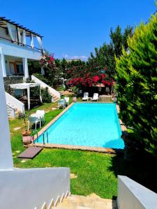 Bazén v ubytování Athanasia's appartment at Rafaella Resort nebo v jeho okolí