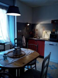 Una cocina o kitchenette en appartement Vintage a l ancienne forge