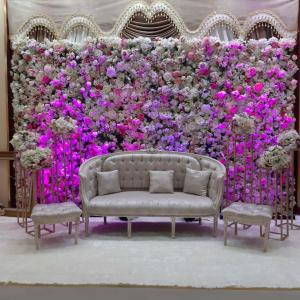 un mur de fleurs avec un canapé en face dans l'établissement Numidien Hotel, à Alger