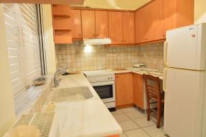 A kitchen or kitchenette at Mara's Apartments