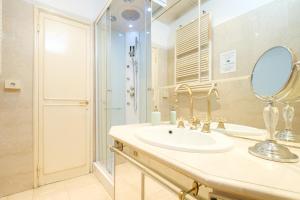 ein Bad mit einem Waschbecken, einer Dusche und einem Spiegel in der Unterkunft Cristina Rossi Bed&Breakfast in Bologna