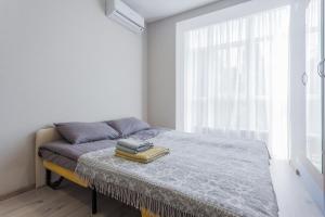 Акварель في كييف: غرفة نوم بسرير مع طاولة عليها كتب