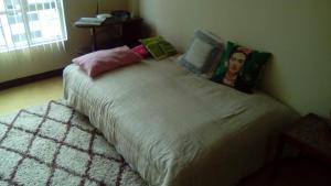 Un dormitorio con una cama grande con almohadas. en Carolina Family Suite, en Quito