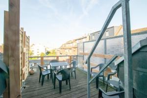 Un balcón con sillas y mesas en un edificio en Lovely City House, en Meerbusch