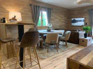 - un salon avec une table et des chaises dans l'établissement Bas de Chalet l'Entasse n°9, à Valberg