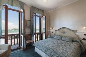 Tempat tidur dalam kamar di Hotel Riviera Venezia Lido