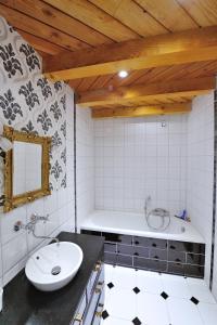 a bathroom with a sink and a bath tub at Gite Clos Angélique in Hazelbourg
