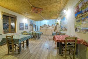 格雷梅的住宿－Days inn Cappadocia，一间在房间内配有桌椅的餐厅