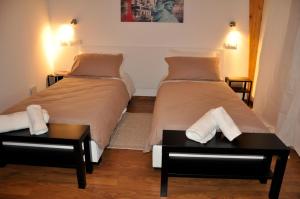 two beds sitting next to each other in a room at LUNAR room & breakfast in Borgo