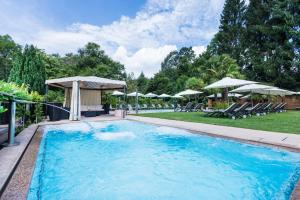 Piscina de la sau aproape de Hotel & Spa Cacciatori